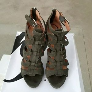 4  1/2 suede Nine West shoes